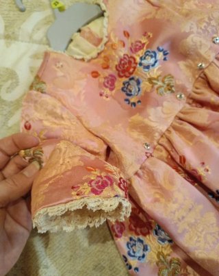 Volcada Fallera bebé color rosa.