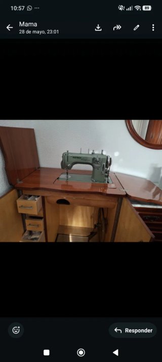 Máquina de coser antigua con mueble