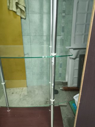 Estantería de cristal y madera