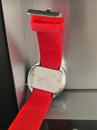 Reloj LED con correa roja
