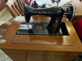 Máquina de coser Alfa antigua