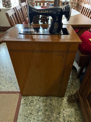 Máquina de coser Alfa antigua