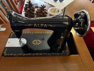 Máquina de coser Alfa antigua