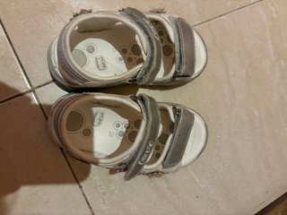 Sandalias plateadas y blancas para niña