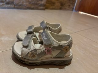 Sandalias plateadas y blancas para niña