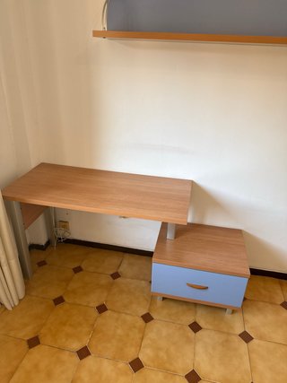 Escritorio con estantería y cajón