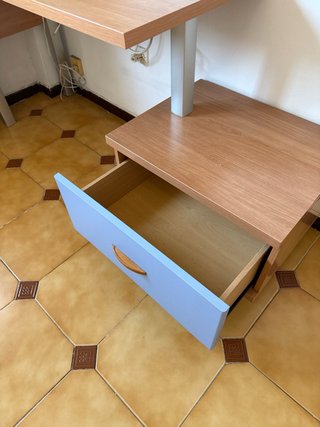 Escritorio con estantería y cajón