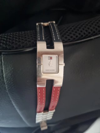 Reloj Tommy Hilfiger Plata y Rojo