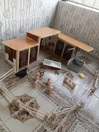 Cuadra de madera con 2 caballos