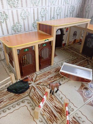 Cuadra de madera con 2 caballos
