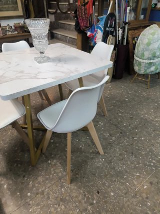Mesa y 4 Sillas Comedor