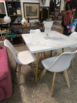 Mesa y 4 Sillas Comedor