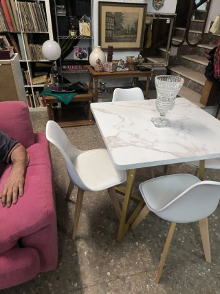 Mesa y 4 Sillas Comedor