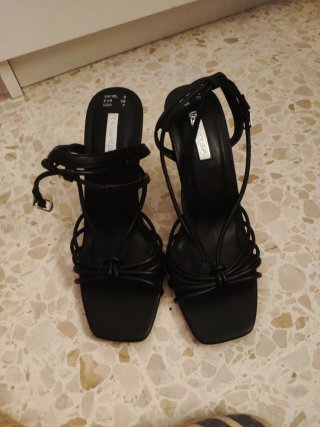 Sandalias negras de tiras