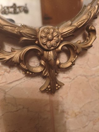 Espejo Ovalado Dorado con Marco Ornamentado