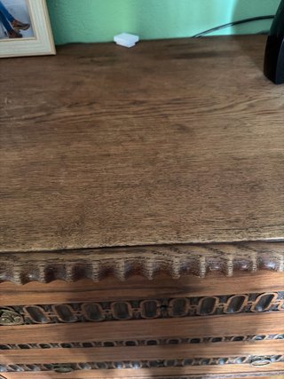 Mueble aparador antiguo de madera con tapiz