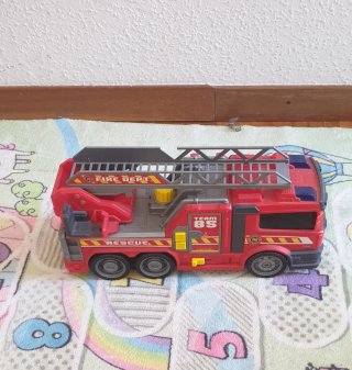 Camión de bomberos con escalera