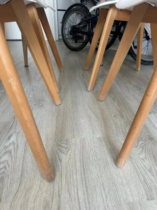 Mesa cristal y 4 sillas madera