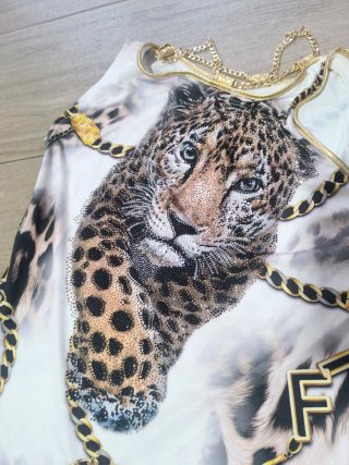 Vestido TATU con estampado de leopardo y cadenas