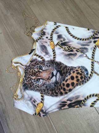 Vestido TATU con estampado de leopardo y cadenas