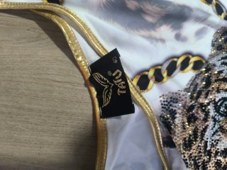 Vestido TATU con estampado de leopardo y cadenas