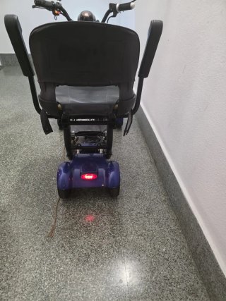 Moto Eléctrica Scooter Negra y Azul