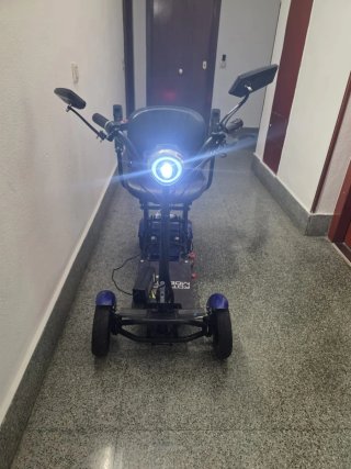 Moto Eléctrica Scooter Negra y Azul
