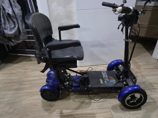 Moto Eléctrica Scooter Negra y Azul