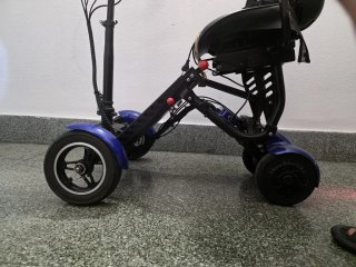 Moto Eléctrica Scooter Negra y Azul