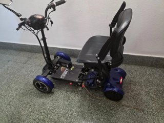 Moto Eléctrica Scooter Negra y Azul