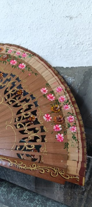Abanico de madera pintado a mano