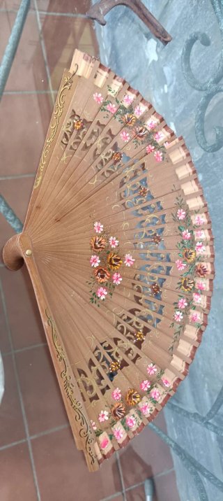 Abanico de madera pintado a mano