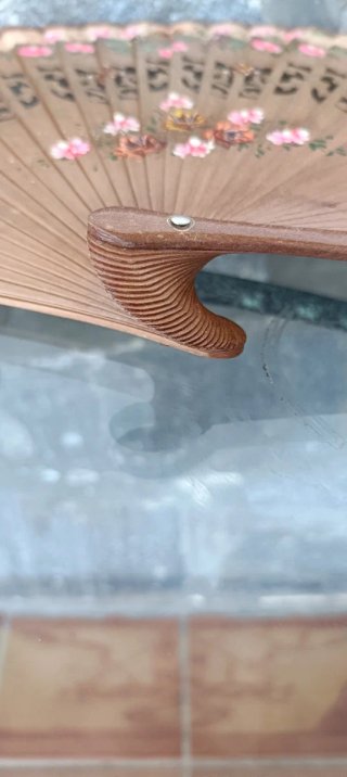 Abanico de madera pintado a mano