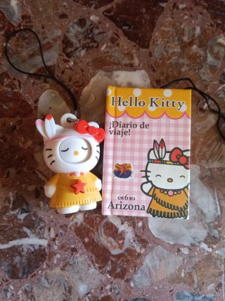 Mini Libros Hello Kitty y figuritas