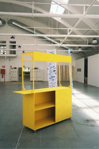 Puesto de exposición amarillo