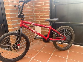 Bicicleta BMX B'Twin Roja Infantil