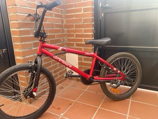 Bicicleta BMX B'Twin Roja Infantil