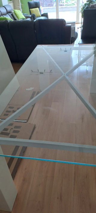 Mesa de cristal y metal moderna