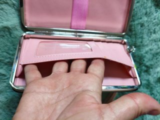 Cartera negra con correa e interior en rosa