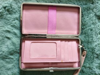 Cartera negra con correa e interior en rosa