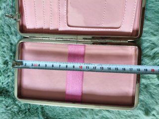 Cartera negra con correa e interior en rosa