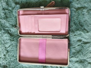 Cartera negra con correa e interior en rosa