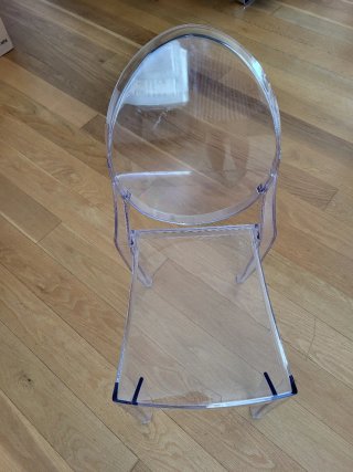 Silla transparente de plástico