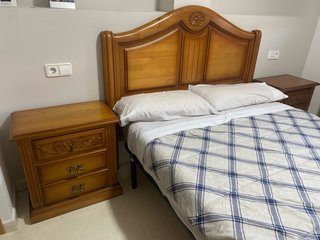 Cabecero y mesillas de madera