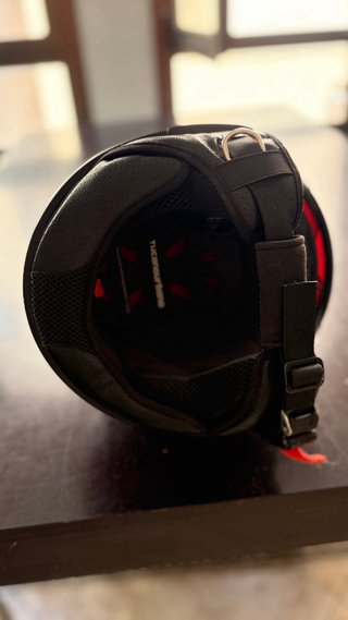 Casco de moto rojo con visera