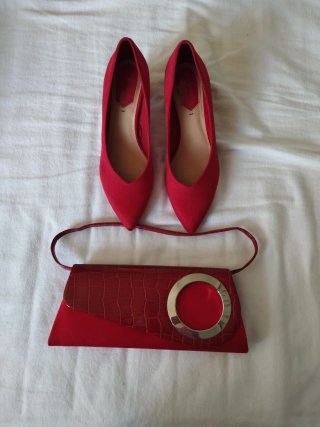 Zapatos y bolso rojos para evento