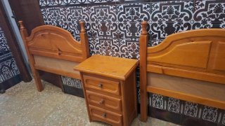 Cabeceros de madera con mesita