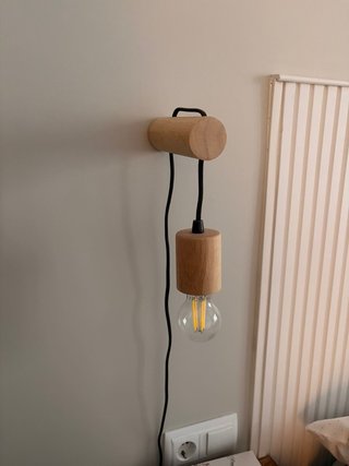 Lámpara de madera y cristal para dormitorio