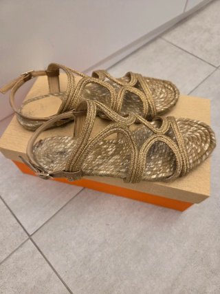 Sandalias Castañer doradas