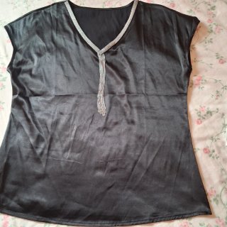 Camiseta negra con detalles plateados